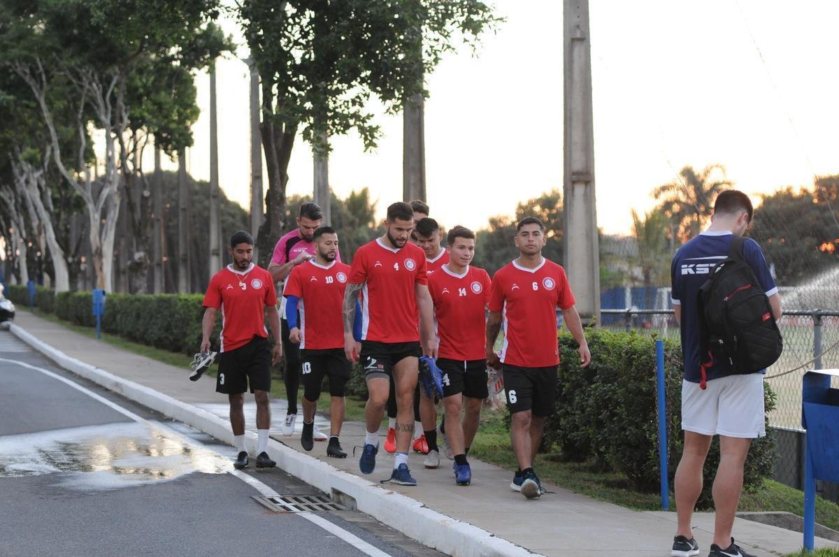 O Unin La Calera, do Chile, fechou a preparao para o jogo decisivo contra o Atltico, nesta tera-feira, s 21h30, no Independncia, pela Copa Sul-Americana, na Toca da Raposa II. Os jogadores da equipe chilena treinaram pnaltis no fim da atividade. Para se classificar s oitavas de final, o La Calera pode at mesmo perder por um gol de diferena, desde que balance as redes alvinegras.