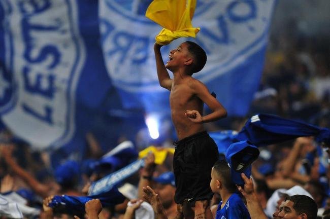Gabriel Henry, o Gabrielzinho, de 11 anos, em festa na torcida do Cruzeiro durante o empate por 1 a 1 com o Cricima, no Mineiro, pela Srie B de 2022