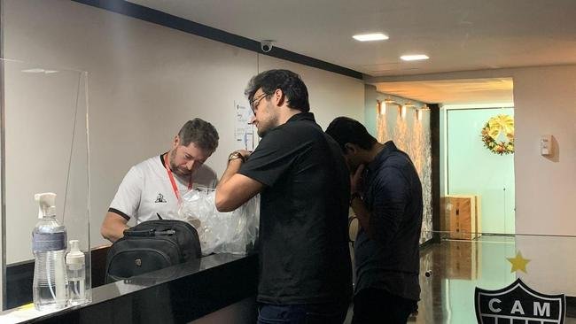 Filhos de Kalil devolvem Galo de Prata ao Atltico