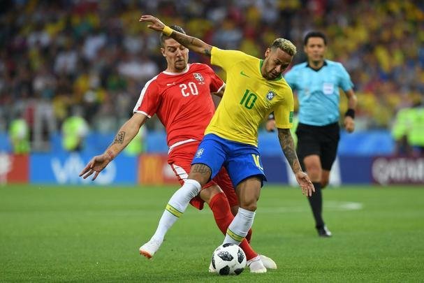 Poucas quedas, assistência e 'ousadia': a atuação de Neymar contra a Sérvia