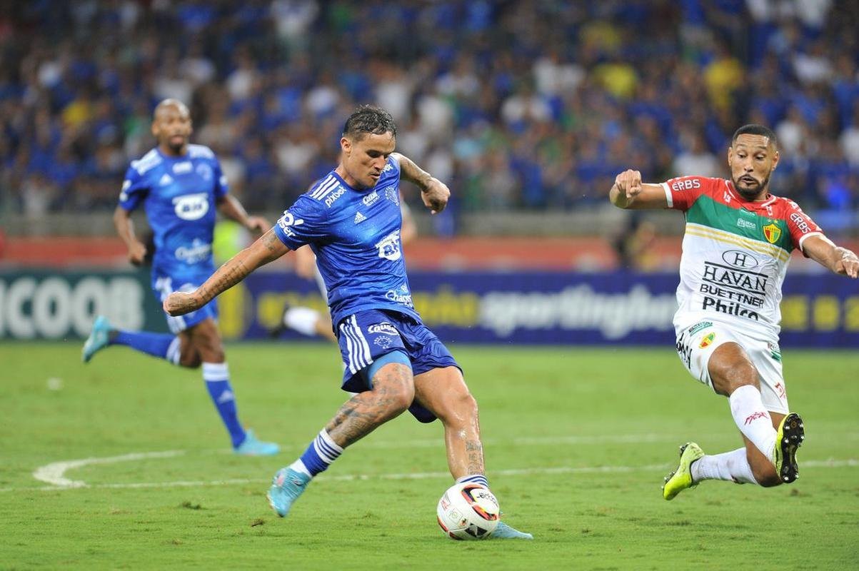 Com gol de Edu, Cruzeiro venceu Brusque por 1 a 0 no Mineiro pela segunda rodada da Srie B. Time e comisso tcnica comemoraram com a torcida no Gigante da Pampulha