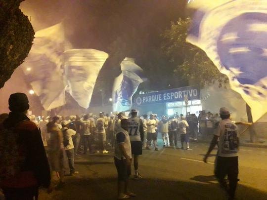 Integrantes da torcida Mfia Azul protestaram na noite desta segunda-feira durante a eleio para o Conselho Fiscal do Cruzeiro. Alm de cnticos exigindo transparncia no clube, os torcedores jogaram pipoca na porta da sede social do Barro Preto e se referiram aos conselheiros como 'omissos'. A insatisfao dos cruzeirenses se d pelas suspeitas de crimes cometidos por integrantes da diretoria. Tanto a Polcia Civil quanto o Ministrio Pblico apuram as possveis irregularidades em transaes de jogadores, contratos de prestao de servio e aumentos substanciais de salrios.