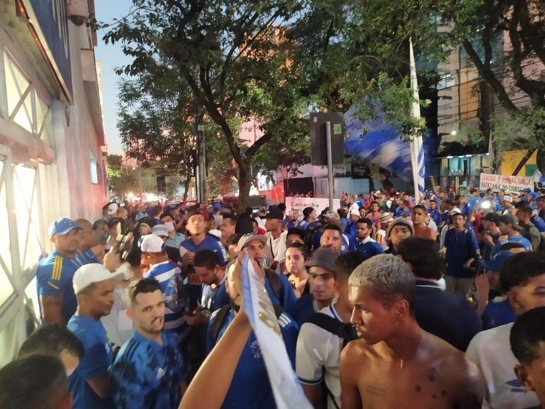 Torcida do Cruzeiro foi em peso ao Parque Esportivo do Barro Preto para fazer press�o pela aprova��o da venda da SAF a Ronaldo