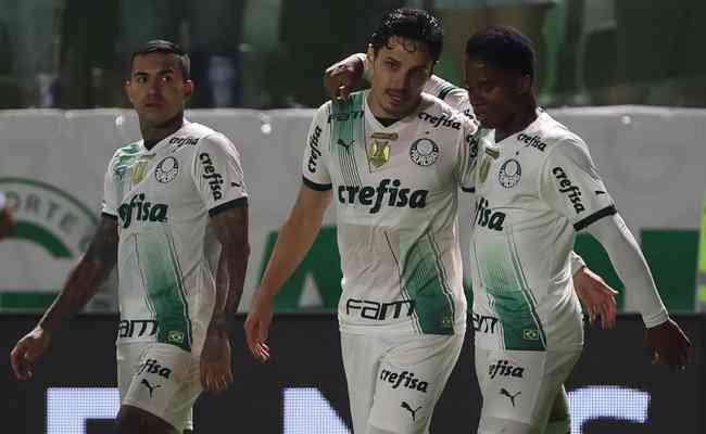 Jogadores do Palmeiras comemoram gol diante do Gois