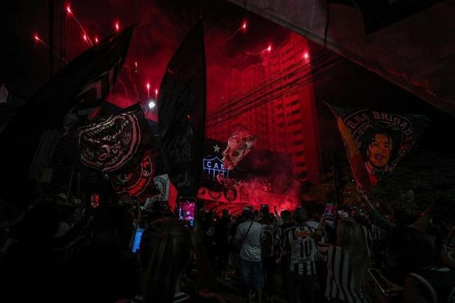 Torcedores do Atltico fizeram viglia em comemorao ao aniversrio de 114 anos do clube, na madrugada desta sexta-feira, na porta da sede de Lourdes