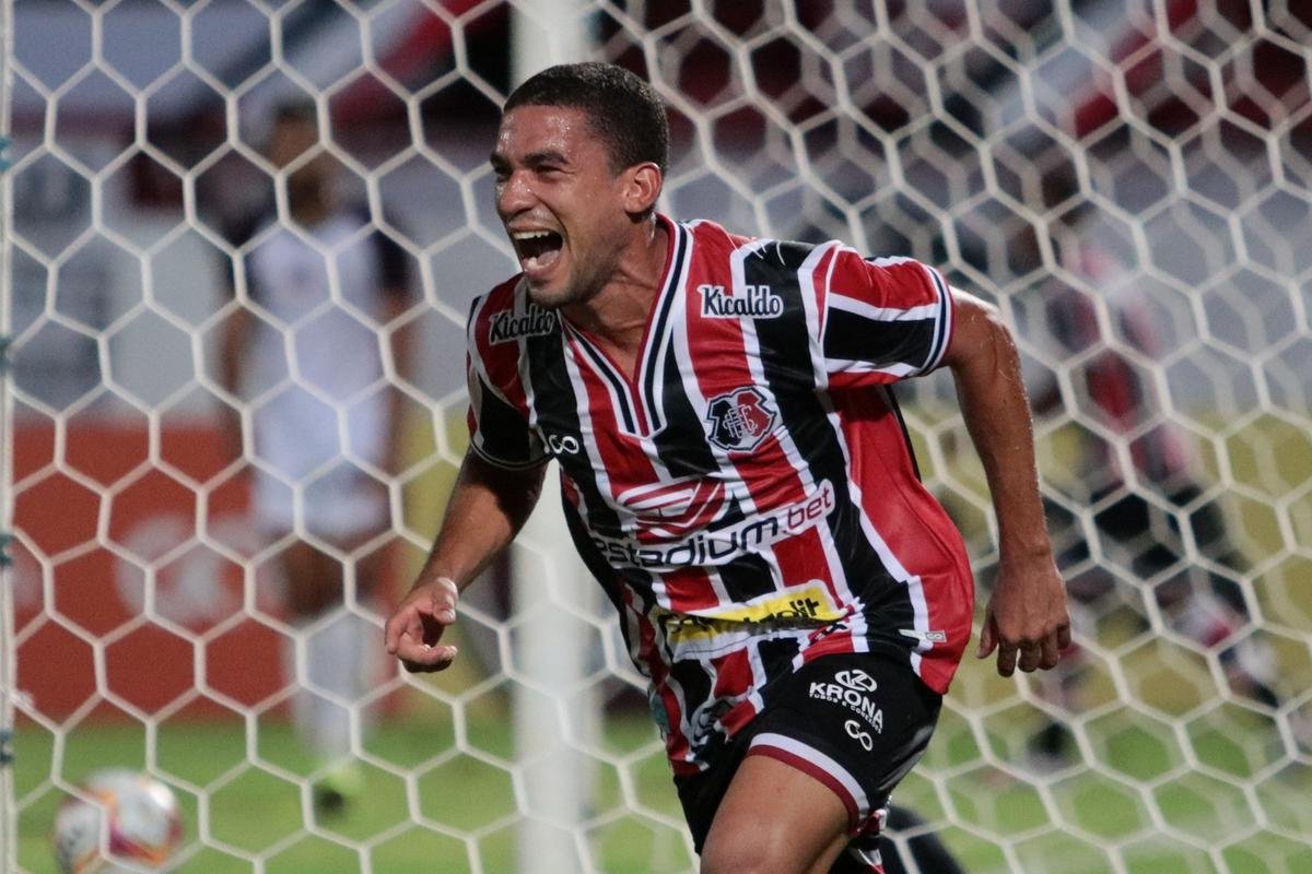 No Arruda, Jacuipense saiu na frente, com Railan. Mayco Félix, com dois gols, virou para o Santa. Os dois gols de Dinei, viraram novamente o placar, mas, nos minutos finais, Toty empatou para o Tricolor.