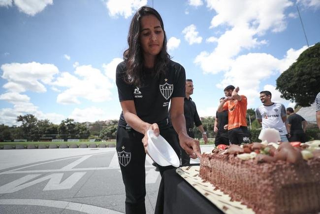 Comemorao pelo aniversrio do Galo e treino