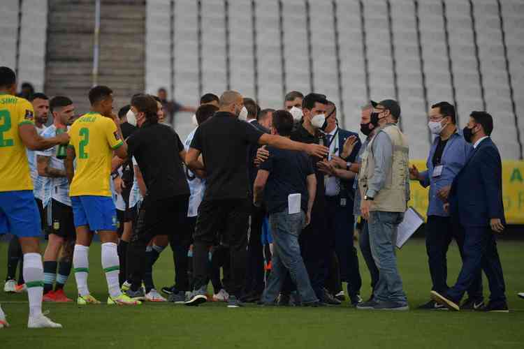 Brasil x Argentina: jogo  interrompido pela Anvisa