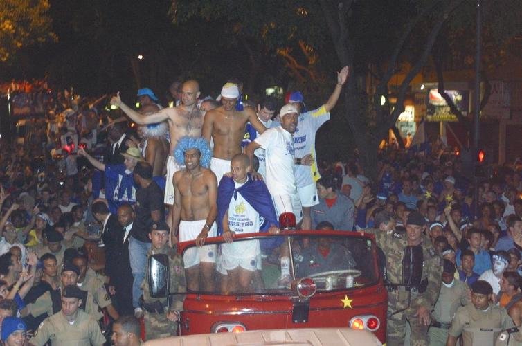Em 30 de novembro de 2003, o Cruzeiro venceu o Paysandu por 2 a 1, no Mineiro, e confirmou o bicampeonato brasileiro. Logo depois da partida, jogadores, comisso tcnica e diretoria desfilaram em carro aberto pelas ruas de Belo Horizonte e levaram milhares de torcedores ao delrio.