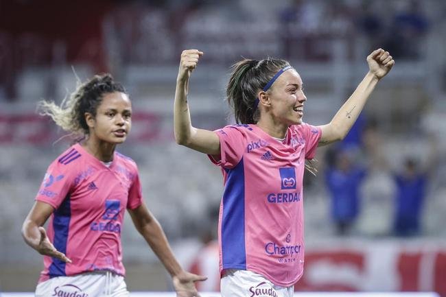 Em preliminar de Cruzeiro x Ituano pela Srie B, o time feminino da Raposa, conhecido como Cabulosas, goleou o Araguari por 8 a 0 pela terceira rodada do Campeonato Mineiro Feminino. Equipe cruzeirense estreou o uniforme rosa, confeccionado pela Adidas em homenagem  campanha Outubro Rosa, de conscientizao contra o cncer de mama