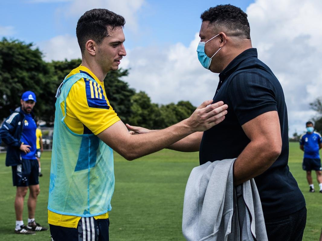 Em sua primeira visita  Toca da Raposa II, Ronaldo concedeu entrevista coletiva e teve contato com jogadores e comisso tcnica do Cruzeiro. Ele tambm se encontrou com scios da categoria Diamante.