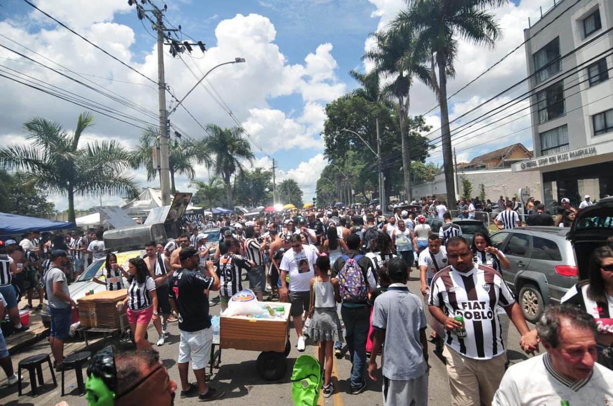 Torcida do Atltico chegou animada ao Mineiro para o jogo da taa, contra o RB Bragantino. Dia de festejar com o time o ttulo do Campeonato Brasileiro de 2021