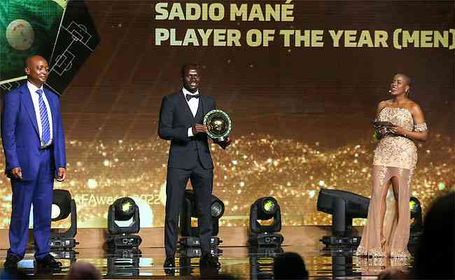 Em Rabat, no Marrocos, Mané recebe prêmio de melhor jogador africano do ano