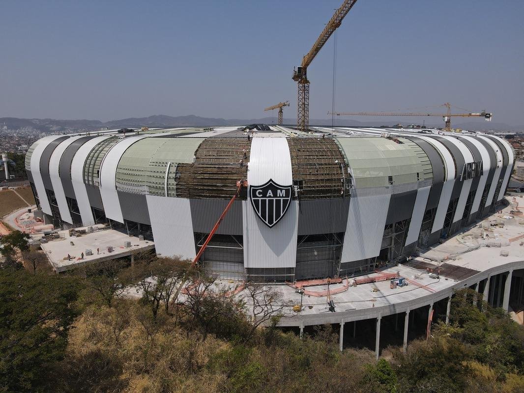 Instalao do escudo do Atltico e do primeiro letreiro da Arena MRV

