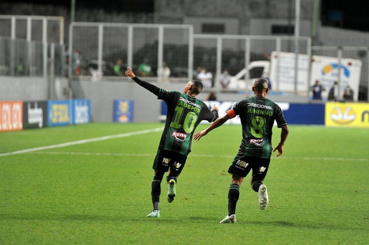 Ademir, de pnalti, ampliou para o Amrica sobre o Grmio: 2 a 0