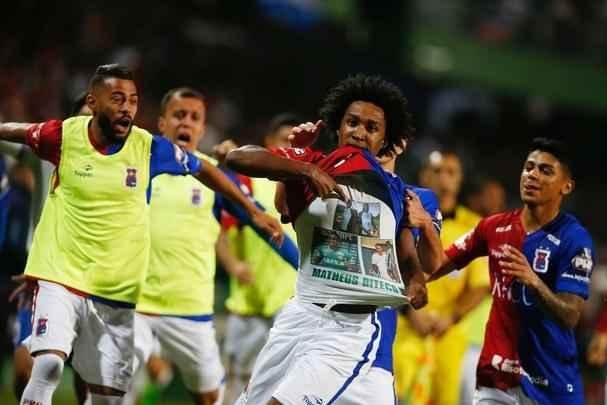 Lance de Paraná x Atlético, jogo válido pelas oitavas de final da Copa do Brasil