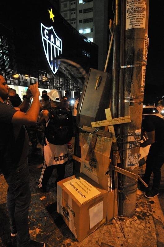 Na noite desta quinta-feira, manifestantes protestaram contra o presidente Srgio Sette Cmara e o diretor de futebol Rui Costa