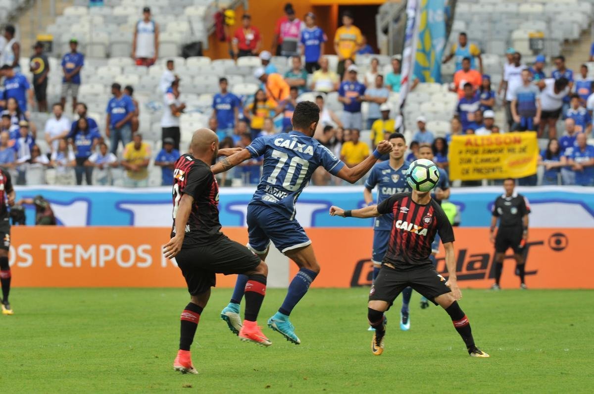 Fotos do jogo entre Cruzeiro e Atltico-PR, no Mineiro, pela 32 rodada do Brasileiro