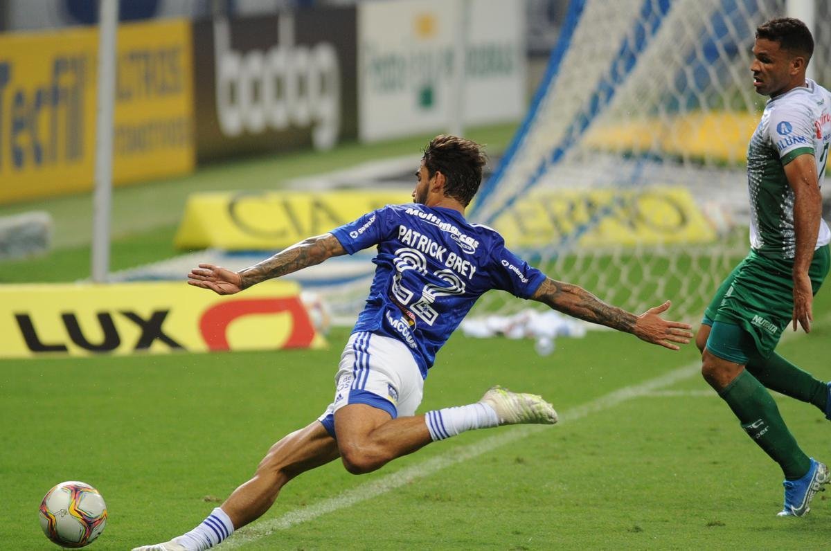 Pablo recolocou o Guarani em vantagem no Mineiro com arremate de cabea: 2 a 1