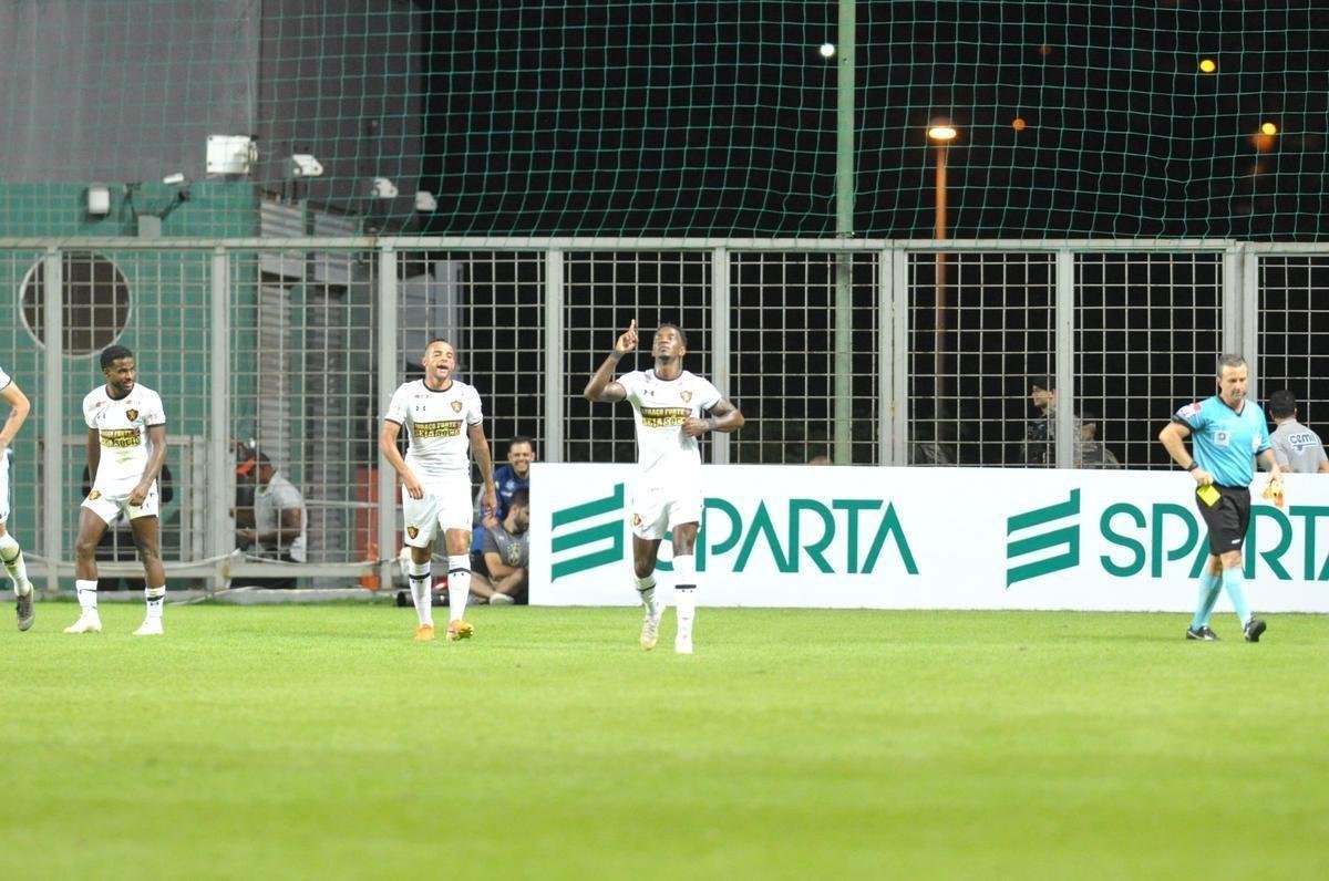 Sport virou no final, com Guilherme, de pnalti, e Hyuri em contragolpe fatal: 2 a 1 para o Leo