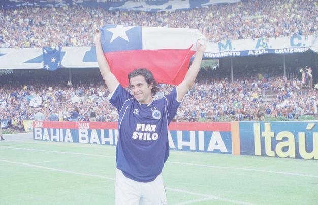 Depois da vitria por 2 a 1 sobre o Paysandu naquele 30 de novembro, no Mineiro, resultado que confirmou o ttulo brasileiro de 2003 com duas rodadas de antecedncia, jogadores do Cruzeiro, comisso tcnica e diretoria promoveram uma grande festa no gramado. Sem a taa oficial da CBF, o elenco deu a volta olmpica com trofus simblicos. Os mais de 75 mil presentes festejaram a indita Trplice Coroa no futebol brasileiro. Antes, o clube celeste j havia conquistado o Campeonato Mineiro de forma invicta e a Copa do Brasil.