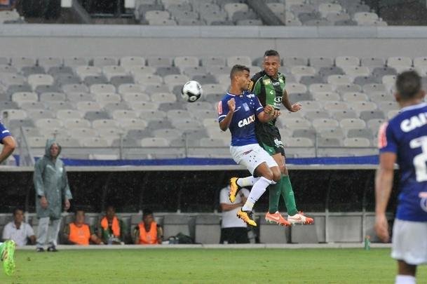 Cruzeiro e Amrica ficaram no empate, e permitiriam a chegada do Uberlndia  liderana