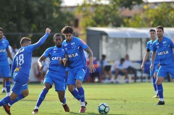 Jogadores do Cruzeiro trabalharam em tom descontrado na Toca da Raposa antes de final com Flamengo