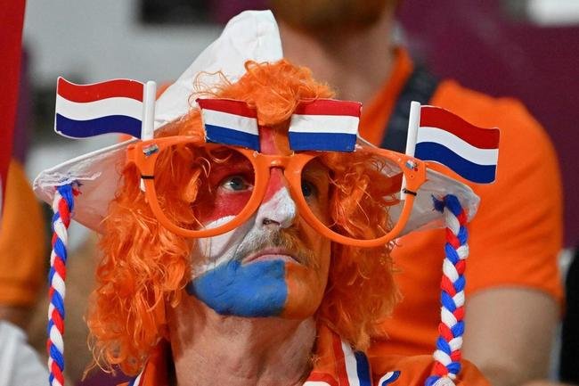 Torcedores de Holanda e Equador no jogo pelo Grupo A da Copa do Mundo.
