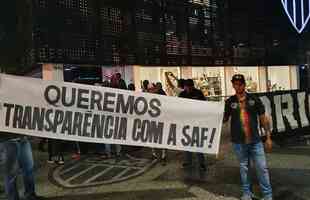 Torcedores do Atltico protestaram em frente  sede do clube nesta segunda-feira (21/11)