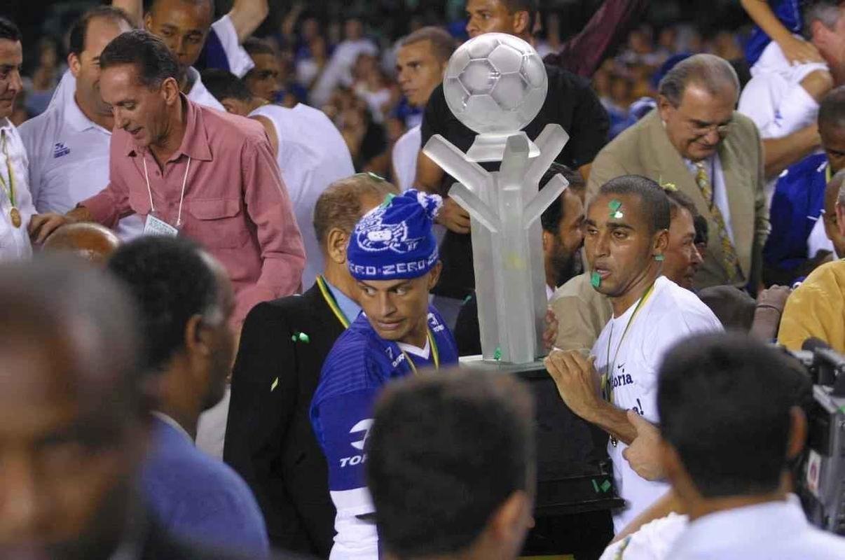 Em junho de 2003, o Cruzeiro deu o segundo passo para alcanar a indita Trplice Coroa. No dia 11 daquele ms, no Mineiro, o time dirigido por Vanderlei Luxemburgo conquistou a Copa do Brasil ao derrotar o Flamengo por 3 a 1. Os gols foram de Deivid, Aristizbal e Luiso. Alex no marcou, mas voltou a dar show em campo, assim como j havia feito no empate por 1 a 1 no duelo de ida, no Maracan, quando fez gol de letra. Aquele foi o quarto ttulo celeste no torneio de mata-matas e deu ainda mais confiana ao elenco para tambm faturar o Brasileiro no segundo semestre de 2003.