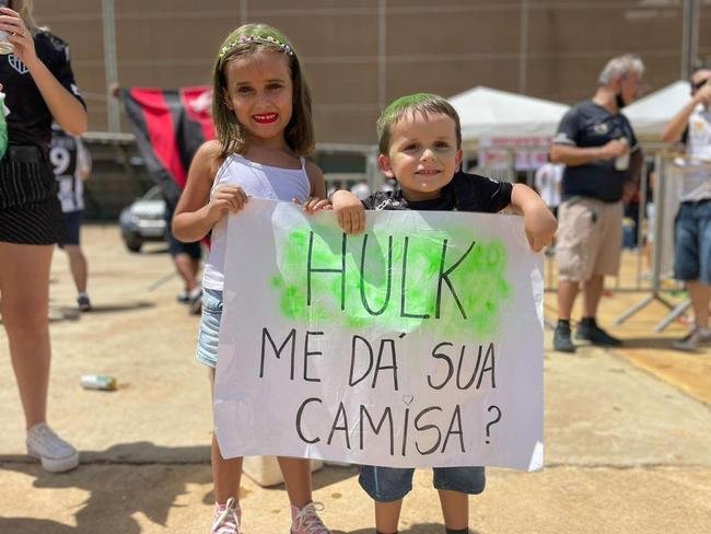 Fotos da chegada de torcedores  Arena Pantanal, em Cuiab, para a final da Supercopa do Brasil entre Atltico e Flamengo