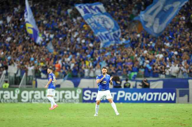 Último jogo da carreira de Sobis tem emoção, festa com a torcida do Cruzeiro  e surpresa de Dirceu Lopes; assista, cruzeiro