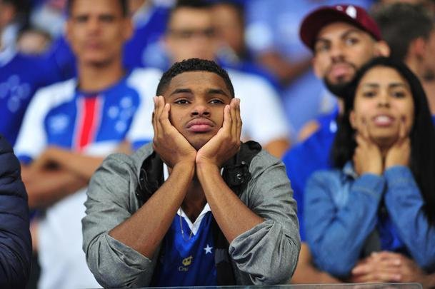 Reaes da torcida do Cruzeiro com o empate por 0 a 0 diante do Ava, no Mineiro