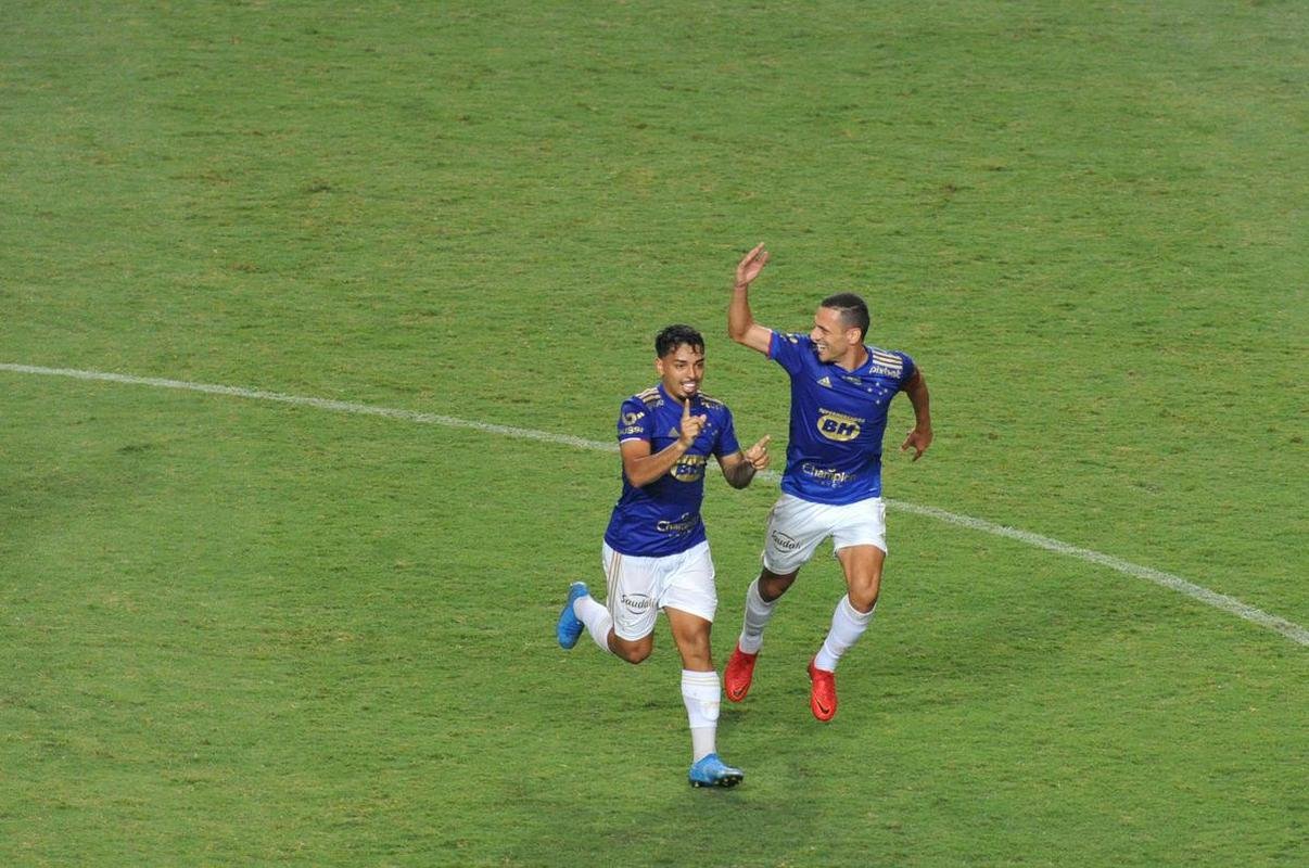 Depois de muito insistir, Cruzeiro abriu o placar com latera-esquerdo Matheus, em cobrana de falta: 1 a 0