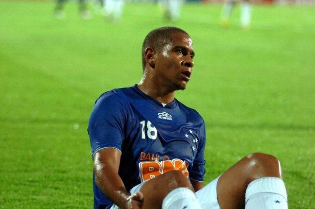 Walter (atacante) - emprestado pelo Porto-POR, disputou o primeiro semestre de 2012 pelo Cruzeiro e marcou trs gols em 11 jogos. O problema dele para ter sequncia era o mesmo que lhe causou dificuldades em outros clubes: o sobrepeso. Alm disso, o jogador alegou insatisfao em Belo Horizonte por causa do excesso de obras na cidade, que dificultavam momentos de lazer com a famlia como as idas ao shopping.