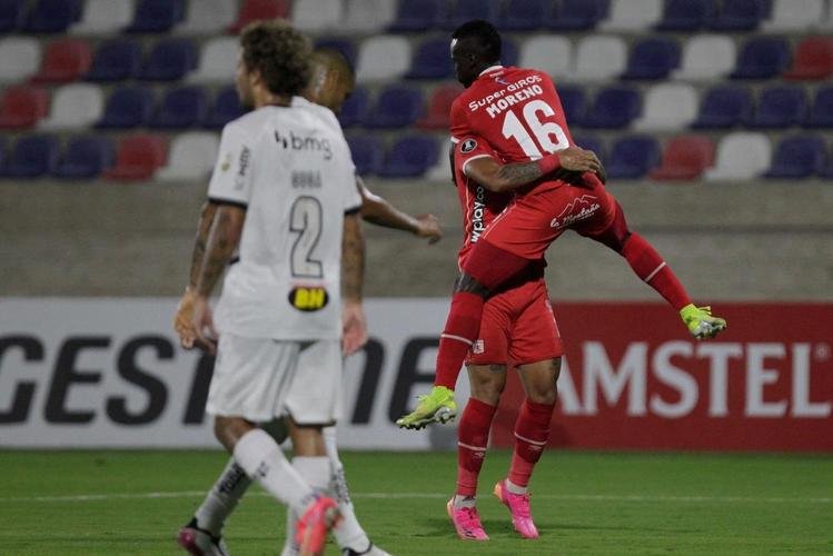 Jogo entre América de Cáli e Atlético, em Barranquilla, pela Copa Libertadores, teve diversas paralisações devido aos efeitos do gás de pimenta nos atletas. Protestos do lado de fora do estádio, contra o governo, tiveram consequências no gramado.