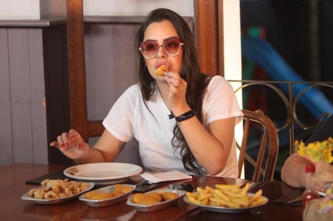 Na primeira vez de Larissa Riquelme em Belo Horizonte, levamos a modelo e apresentadora paraguaia para um verdadeiro banquete de pratos tpicos da culinria mineira. E ela adorou!