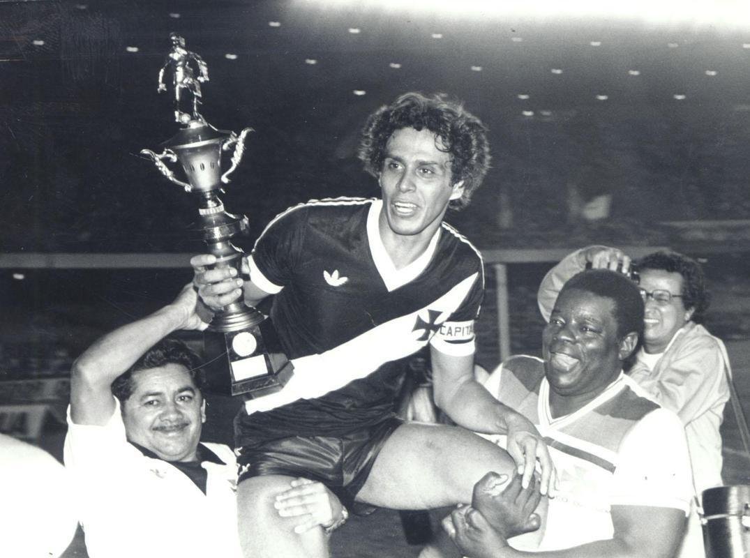 1 Roberto Dinamite - 190 gols em 328 jogos