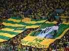Pel  homenageado com bandeiro antes de Brasil x Camares na Copa