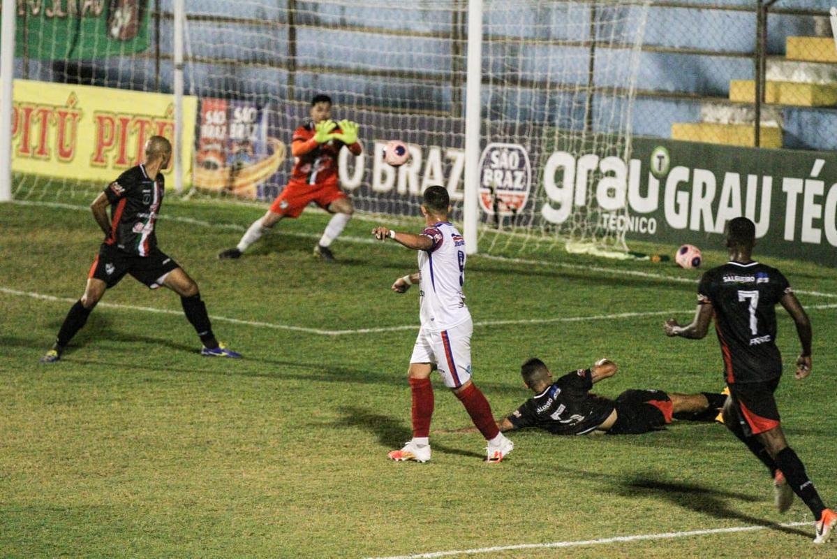 Jogando em casa, o Salgueiro foi melhor e imps o placar de 3 a 0 sobre o Afogados, confirmando a sua terceira deciso de ttulo do Campeonato Pernambucano, segunda contra o Santa Cruz.