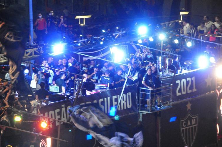 Chegada do time do Atlético à Praça Sete, no Centro de BH, onde fez carnaval com a torcida ao som do cantor baiano Bell Marques