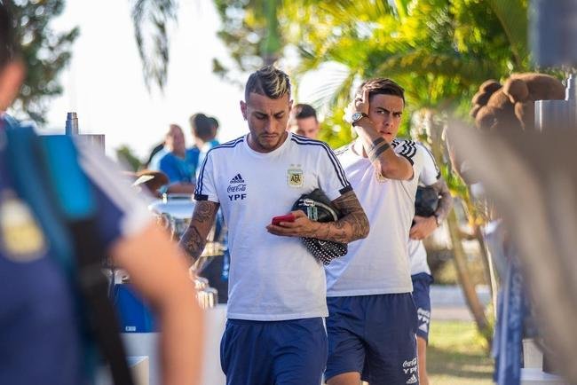 Messi na chegada  Toca da Raposa II, centro de treinamento do Cruzeiro