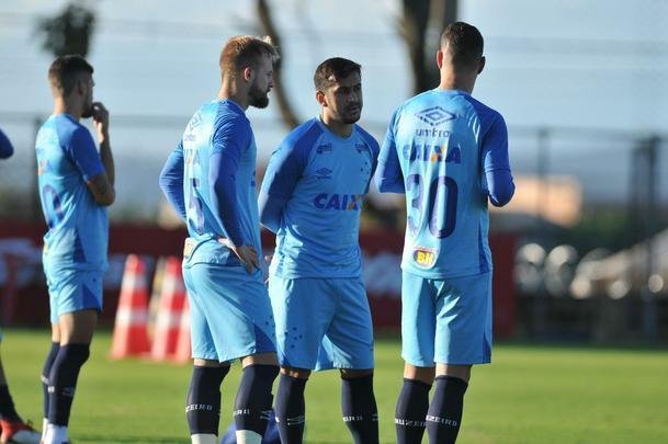 Mano Menezes conta com todo elenco do Cruzeiro para enfrentar La U, quinta, no Mineiro, pela Copa Libertadores. Exceo  atacante Fred, que se recupera de cirurgia no joelho direito