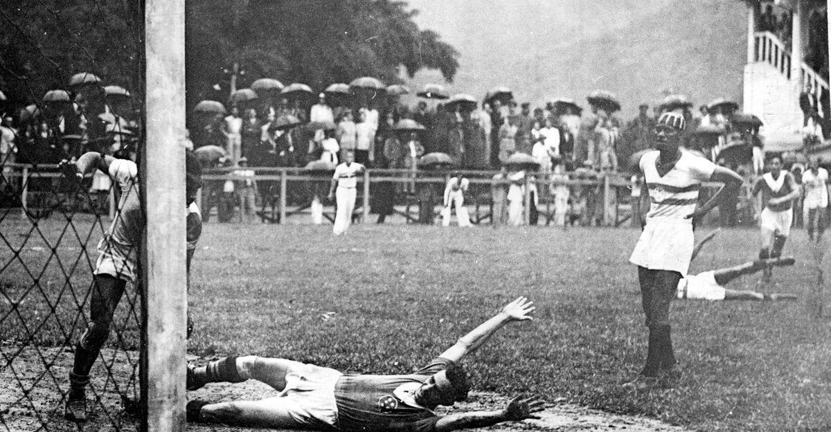 Dcada de 1940 - O atacante Niginho, do Cruzeiro, aps marcar um gol em lance do jogo contra o Siderrgica, realizado no estdio do Siderrgica, em Sabar. Na foto, a tradicional camisa azul, com cinco estrelas, e detalhes em branco na gola e no ombro.