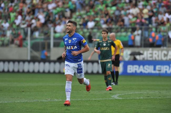Talento puro. Assim pode ser definido o uruguaio Arrascaeta, camisa 10 do Cruzeiro entre 2015 e 2019. Em cinco anos, ele se tornou dolo da torcida azul e o maior artilheiro estrangeiro da histria do clube: 50 gols em 188 apresentaes. Em janeiro de 2019, orientado pelo empresrio Daniel Fonseca, o meia abandonou os treinos para forar uma transferncia para o Flamengo, que acabou ocorrendo por 18 milhes de euros. O clube mineiro ficou com 13 milhes de euros.