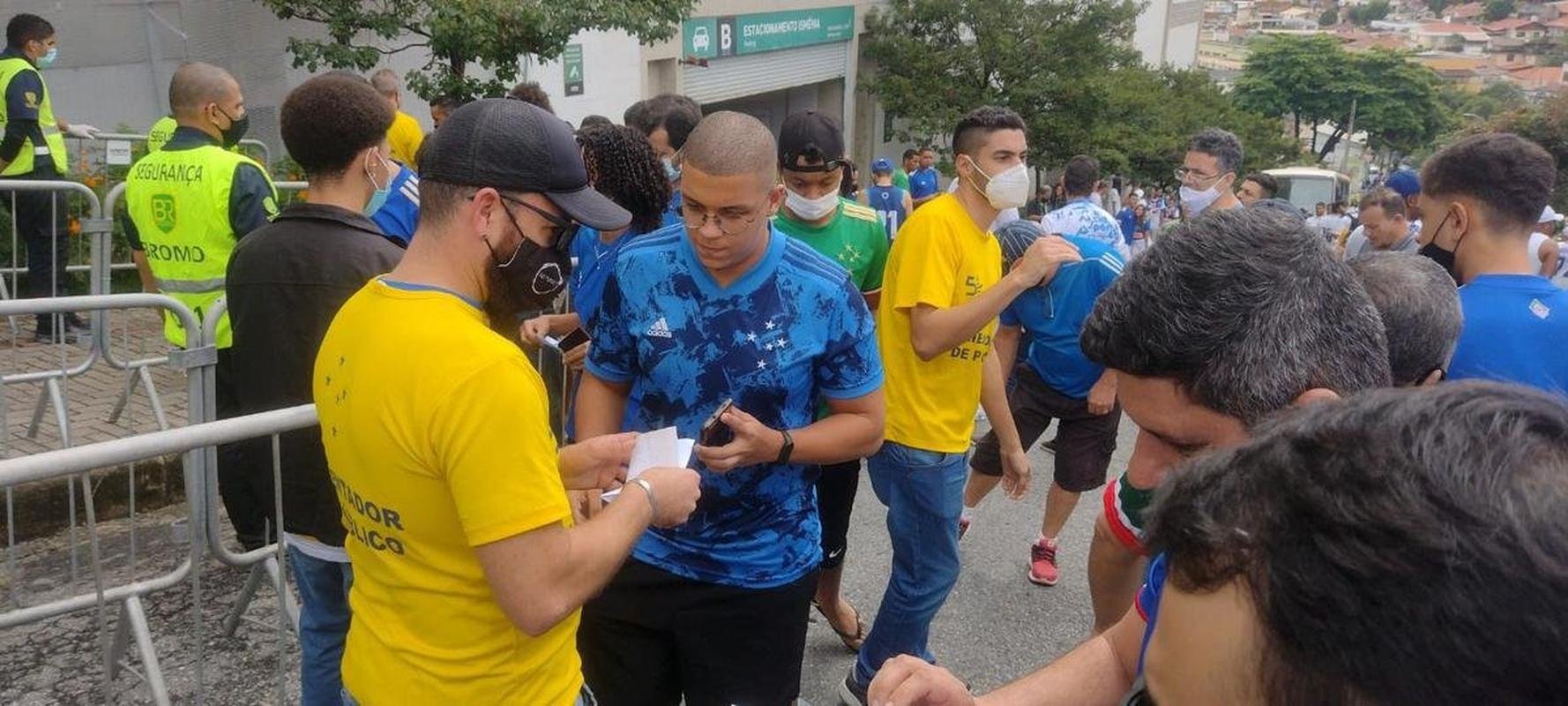 Torcida do Cruzeiro registra maior pblico do Campeonato Mineiro na partida contra o Villa Nova, no Independncia, pela oitava rodada. Ao todo, 19.616 pessoas compareceram no Horto.