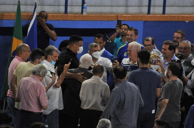 Fotos da Reunio Extraordinria para votao da venda da SAF a Ronaldo. Fenmeno compareceu ao Parque Esportivo do Barro Preto e foi muito assediado por conselheiros do clube
