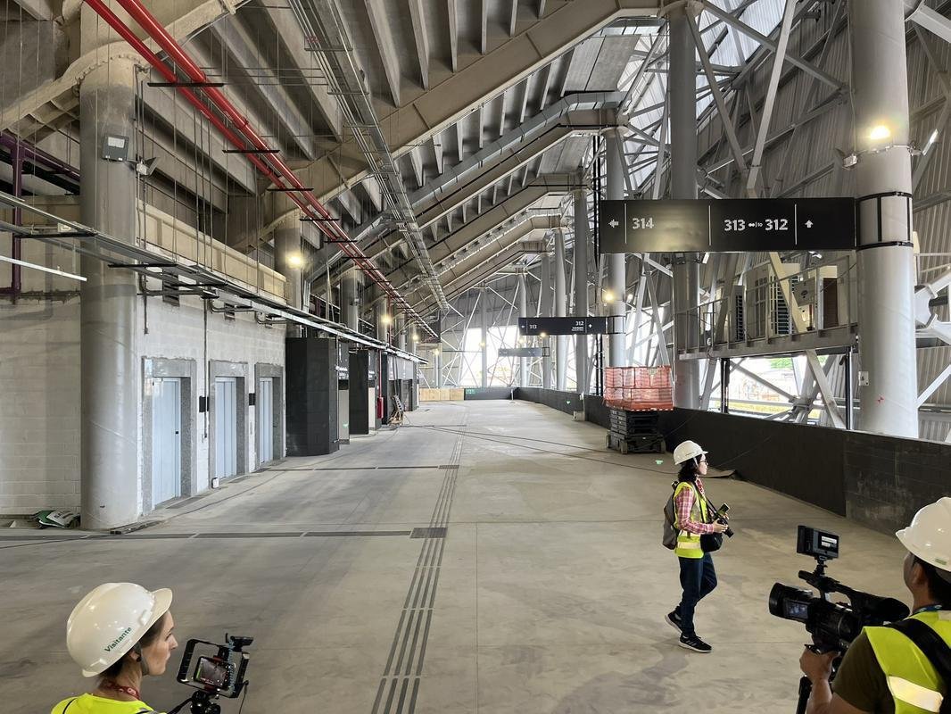 Os largos corredores que do acesso aos assentos superiores do setor Leste; estruturas visveis no teto so exigncias do Corpo de Bombeiros para a conteno de possveis incndios