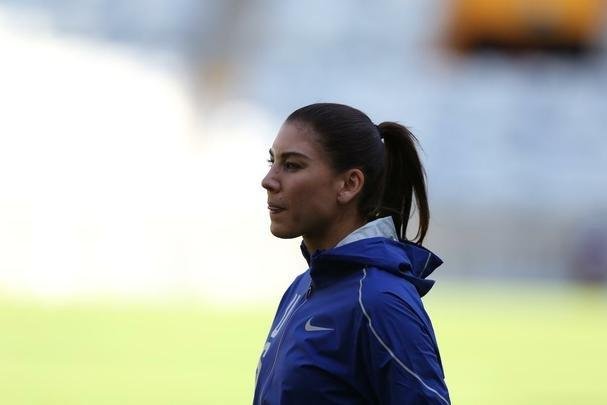 Jogadoras norte-americanas aproveitaram tempo no estdio para tirar fotos no gramado