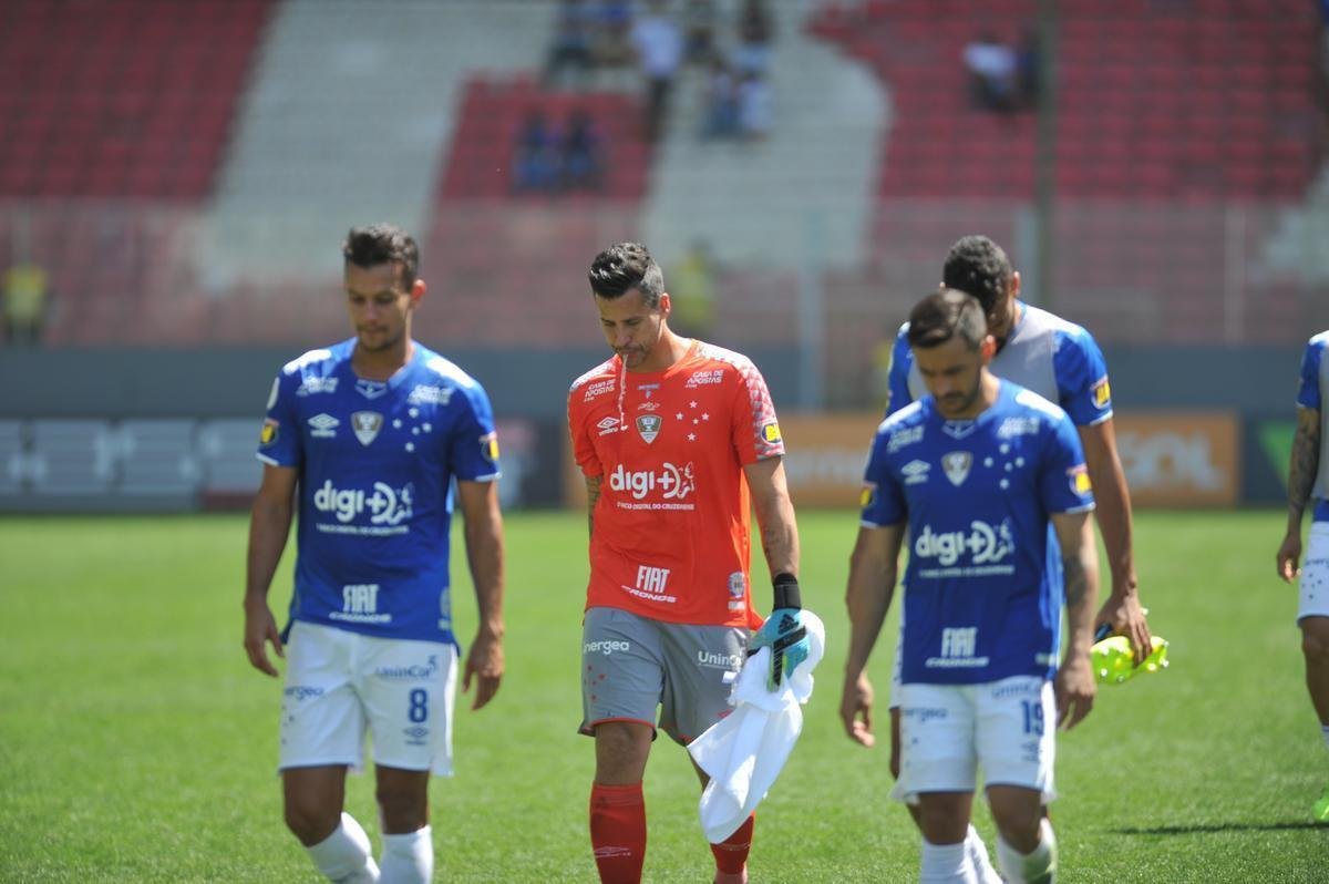 Jogadores do Cruzeiro e tcnico Rogrio Ceni deixaram campo do Independncia muito abatidos depois de derrota por 4 a 1 para o Grmio, pela 18 rodada do Campeonato Brasileiro. Torcida xingou diretoria, em especial o vice-presidente de futebol, Itair Machado